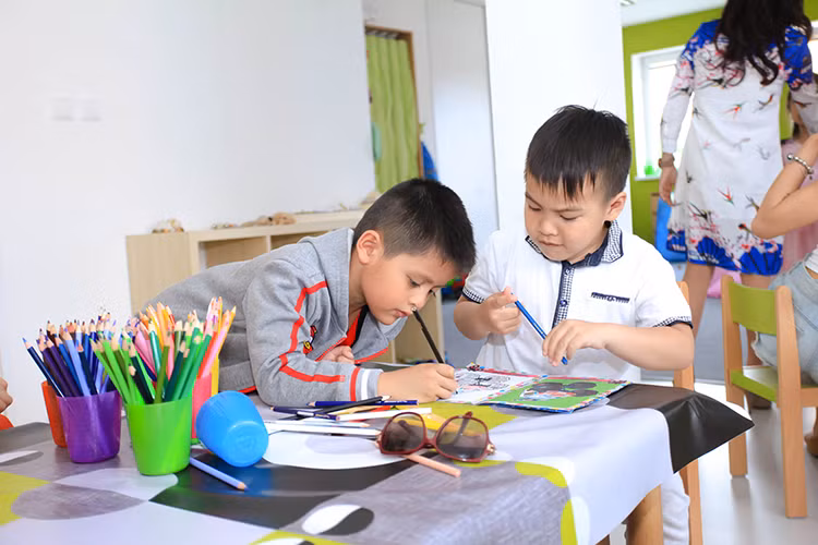 Trong chuyến đi này, Thanh Thúy còn dẫn theo con trai tên Cà Phê (trái) đến thăm và giao lưu với các bạn nhỏ người Czech.