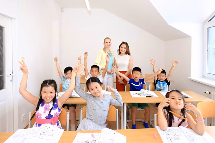 Những tài năng nhí tại trường đào tạo nghệ thuật Talent rất hân hoan chào đón diễn viên Thanh Thúy.