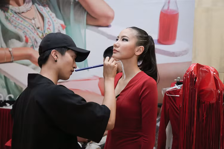 26 thí sinh của vòng tuyển chọn Vietnam’s Next Top Model 2016 tại khu vực phía Bắc được trang điểm kỹ lưỡng cho phần thi chụp ảnh. 