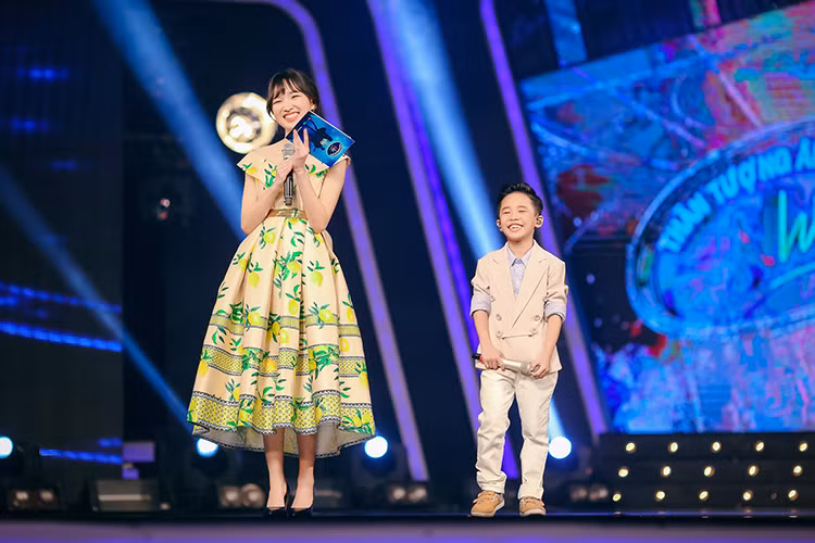 Top 5 Vietnam Idol 2012 cho biết, cô rất yêu thích trẻ con nên cô cố gắng học hỏi để nắm bắt tâm lý các em và có những phần trao đổi, giao lưu thú vị trên sân khấu.