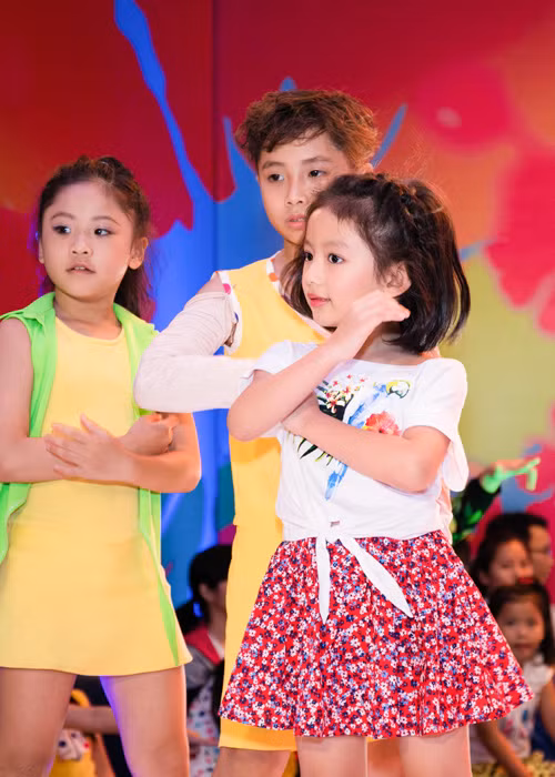Được biết, nhóc tì nhà Hoa hậu Du lịch Việt Nam 2008 tên thật là Ngọc Phương Nam. Năm nay, cô nhóc đã lên 6 tuổi.