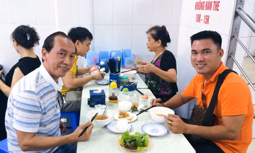 Nguoi phuc vu bun cho Obama va cau chuyen roi chiec nem