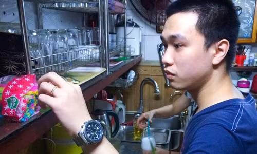Nguoi phuc vu bun cho Obama va cau chuyen roi chiec nem-Hinh-3