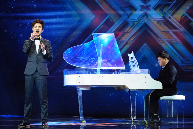 Để giành 1 trong 6 ghế nóng đêm thi, “hoàng tử buồn” của The X-Factor 2016 thể hiện ca khúc “Mẹ tôi” của nhạc sĩ Trần Tiến. 