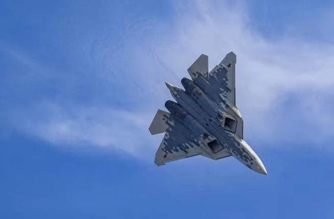 UAC cũng đã công bố những cải tiến về chức năng của Su-57 để thực hiện tốt hơn các nhiệm vụ chiến đấu ở Ukraine. Những cải tiến này nhằm mục đích tăng cường hiệu suất của máy bay trong điều kiện phòng không dày đặc của đối phương, nâng cao tính năng tàng hình và khả năng sống sót. Theo UAC, Su-57, một phần của đơn vị chiến đấu trung tâm của Lực lượng Phòng không Nga, hoạt động kết hợp với Su-34 và Su-35, cho phép phản ứng toàn diện trước các mối đe dọa mới nổi.