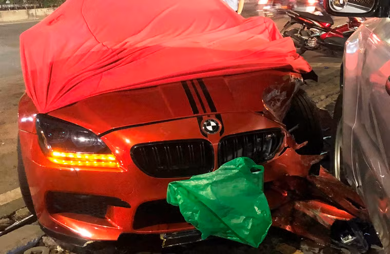 “Cảnh tượng lúc đó rất kinh hoàng, nhóm bảo vệ chúng tôi kêu la rồi vùng bỏ chạy. Rất may tất cả đều thoát chết trong gang tấc”, một bảo vệ nhà hàng nói trên kể lại. 