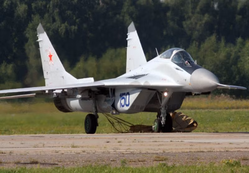 Theo National Interest, tiêm kích MiG-29 Fulcrum được không quân Liên Xô triển khai vào thời kỳ cuối Chiến tranh Lạnh như một đối trọng với chiếc F-16 Fighting Falcon của Mỹ.