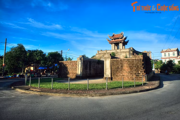 Theo cuốn Sổ tay địa danh Việt Nam của tác giả Đinh Xuân Vịnh thì cái tên Vinh đã ra đời từ một sự kiện cụ thể. Đó vào thời thuộc địa, năm 1897, Tòa Công sứ Pháp được xây dựng phía Tây thành Nghệ An. Ảnh: Di tích thành cổ Nghệ An ở Vinh.