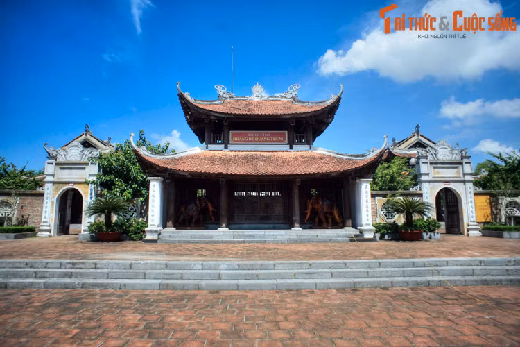 Từ các các địa danh kể trên, theo thời gian, người dân rút gọn lại còn một từ, tạo thành tên gọi“Vinh” hay "Vĩnh” cho toàn khu vực. Ảnh: Đền thờ hoàng đế Quang Trung ở núi Quyết, thành phố Vinh.