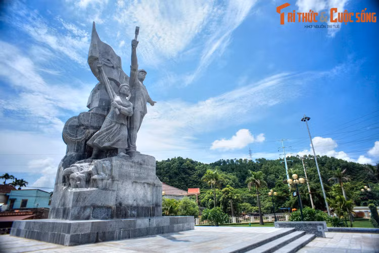 Đến năm 1927, Toàn quyền Đông Dương ra nghị định hợp nhất thị xã Vinh, thị xã Bến Thủy (thành lập năm 1914) và thị xã Trường Thi (thành lập năm 1917) thành thành phố Vinh - Bến Thủy. Nghị định này đã xác lập ranh giới thành phố Vinh hiện đại. Ảnh: Tượng đài Công nông Xô-viết Trường Thi ở Ngã ba Bến Thủy, Vinh.