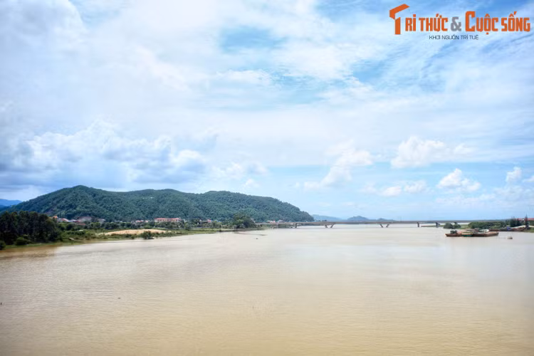 Theo các nhà nghiên cứu lịch sử, thuở xa xưa, thành phố Vinh thuộc vùng đất nằm ở bờ Bắc, gần hạ nguồn sông Lam, được dân gian gọi là Kẻ Vang hoặc Kẻ Vịnh. Vào thời hậu Lê, nơi đây được gọi là trấn Vinh Doanh, có thôn Vĩnh Yên, Yên Vinh, và chợ Vĩnh. Ảnh: Sông Lam ở Vinh.