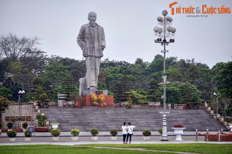 Khi đất nước độc lập năm 1945, Vinh trở thành thị xã tỉnh lị của tỉnh Nghệ An. Đến ngày 28/12/1961, Bộ Chính trị có Nghị quyết số 32 về việc thành lập thành phố Vinh. Ảnh: Quảng trường Hồ Chí Minh ở thành phố Vinh.