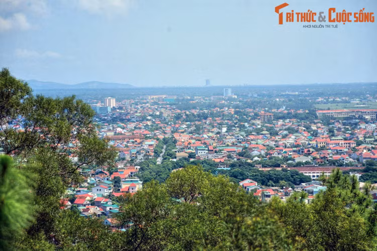Thành phố Vinh - thủ phủ tỉnh Nghệ An - là một trung tâm kinh tế - văn hóa hàng đầu ở khu vực Bắc Trung Bộ. Về mặt danh xưng, đây là thành phố có tên gọi ngắn thứ hai Việt Nam (sau thành phố Huế). Vậy tên gọi thành phố Vinh bắt nguồn từ đâu? Ảnh: Thành phố Vinh nhìn từ núi Quyết.