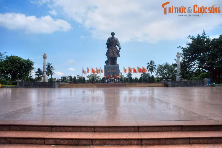 Trong tên gọi Nam Định, chữ “Nam” có nghĩa là phía Nam, còn chữ “Định” nghĩa là bình định, làm cho yên ổn, là chữ nhà Nguyễn đặt cho nhiều vùng đất với mong muốn đất nước luôn ổn định. Ảnh: Tượng đài Trần Hưng Đạo ở thành phố Nam Định.