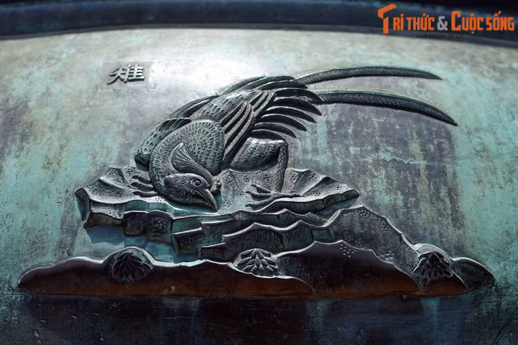 Cao đỉnh, chiếc đỉnh đầu tiên trong bộ Cửu Đỉnh nhà Nguyễn khắc hình tượng “Trĩ”, nghĩa là chim trĩ. Đây là các loài chim rừng có họ hàng gần với gà, sở hữu bộ lông mang màu sắc rất đẹp.