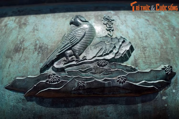 Tuyên đỉnh, chiếc đỉnh thứ 7 trong Cửu đỉnh khắc hình tượng “Tần cát liễu”, nghĩa là chim yểng. Đây là loài chim thuộc họ Sáo sống ở vùng đồi núi, thường được nuôi như một loài chim cảnh. Chúng nổi tiếng với khả năng nhại tiếng người.