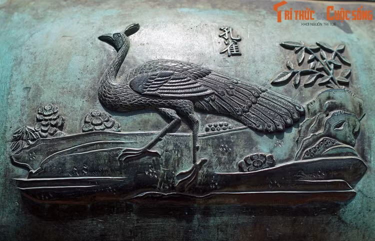Nhân đỉnh, chiếc đỉnh thứ hai trong bộ Cửu Đỉnh khắc hình tượng “Khổng tước”, nghĩa là chim công. Đây là loài chim có bộ lông rực rỡ cùng chiếc đuôi dài có thể xòe ra như chiếc quạt. Vẻ đẹp lộng lẫy khiến công được mệnh danh là nữ hoàng của các loài chim.