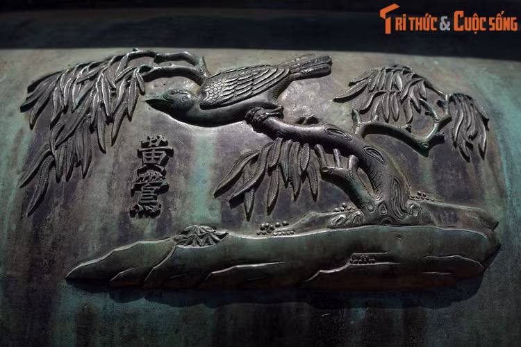 Thuần đỉnh, chiếc đỉnh thứ 6 trong Cửu Đỉnh khác hình tượng “Hoàng anh”, nghĩa là chim vàng anh. Đây là một loài chim có bộ lông mang sắc vàng tươi, được nhiều người biết đến qua truyện dân gian "Tấm Cám".