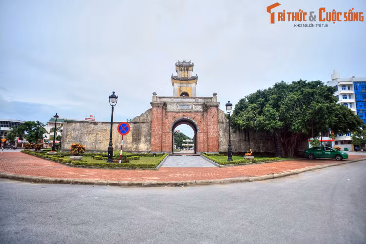 Trong bài “Vì sao Đồng Hới có tên Thị xã Hoa Hồng” đăng trên báo Quảng Bình số Xuân Canh Ngọ 1990, nhà văn Nguyễn Thế Tường đã phỏng vấn nhà thơ Xuân Hoàng (nguyên Chủ tịch Hội sáng tác Quảng Bình) để làm rõ nguồn gốc tên gọi “thành phố Hoa Hồng”. Ảnh: Quảng Bình quan, công trình biểu tượng của Đồng Hới.