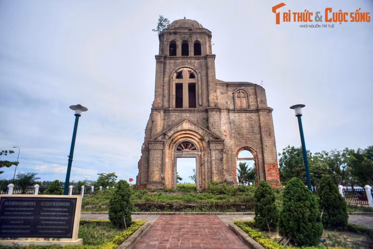 Khi đến nhà khách Giao tế, Boris Polevoy rất ngạc nhiên khi nhìn thấy những đóa hồng tươi thắm. Chỉ vào hai bông hồng cắm trong chiếc lọ đặt trên bàn, ông khen “Hoa hồng ở Việt Nam đẹp quá!”. Ảnh: Nhà thờ Tam Tòa, chứng tích về sự phá hoại của đế quốc Mỹ ở Đồng Hới.