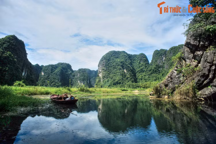 Nằm ở cực Nam của vùng đồng bằng sông Hồng, tỉnh Ninh Bình nổi tiếng trong và ngoài nước nhờ những di sản văn hóa lịch sử và thắng cảnh thiên nhiên mang tầm vóc thế giới. Sau các biến động của lịch sử, tên gọi Ninh Bình đã trải qua nhiều lần thay đổi. Ảnh: Phong cảnh Tam Cốc - Bích Động, Ninh Bình.