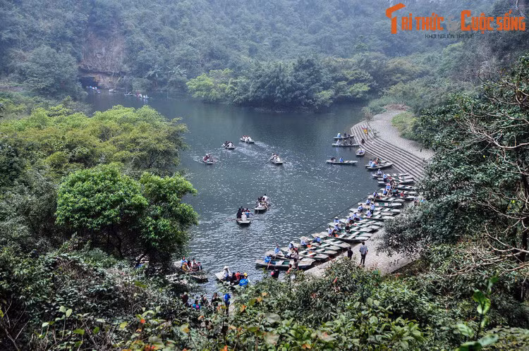 Trong tên gọi Ninh Bình, từ “Ninh” có nghĩa là an toàn, vững chãi, “Bình” có nghĩa là bình yên. Như vậy, “Ninh Bình” nghĩa là vùng đất vững chãi, bình yên, mang hàm ý sâu xa về truyền thống lịch sử hào hùng của vùng đất từng là kinh đô đầu tiên của nước Việt tự chủ. Ảnh: Thắng cảnh Tràng An, Ninh Bình.