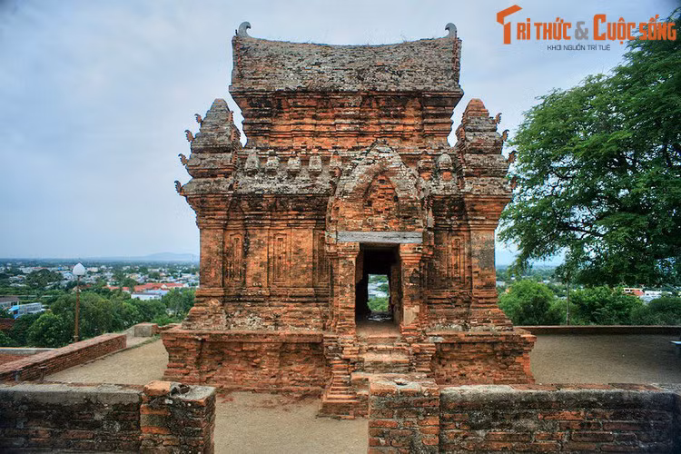Trong cái tên “Phan Rang – Tháp Chàm”, “Phan Rang” có nguồn gốc từ “Pangdarang” như đã đề cập ở trên. Còn "Tháp Chàm" chính là sự tôn vinh tháp Po Klong Garai, di tích Chăm nổi tiếng nhất Việt Nam khi đó (thánh địa Mỹ Sơn lúc này chưa được dân chúng biết đến rộng rãi).
