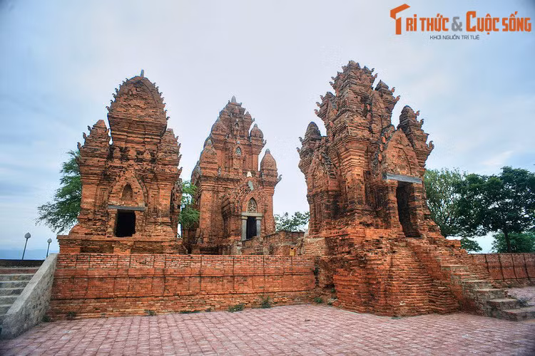 Trong sử liệu Việt Nam, địa danh hành chính đạo Phan Rang xuất hiện từ năm 1697 dưới thời Chúa Nguyễn Phúc Chu. Địa danh hành chính tỉnh Phan Rang xuất hiện năm 1901 khi Toàn quyền Đông Dương ra Nghị định thành lập tỉnh Phan Rang với tỉnh lỵ cũng là Phan Rang.