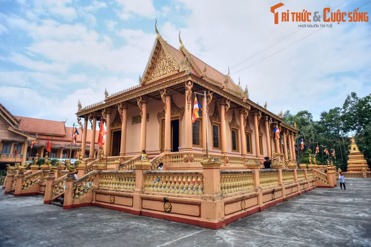 Là một tỉnh ven biển thuộc đồng bằng sông Cửu Long, Sóc Trăng thường được du khách gần xa biết đến với những ngôi chùa Khmer mang kiến trúc độc đáo. Tên gọi của vùng đất này có một nguồn gốc như thế nào?Ảnh: Chùa Kh'leang ở Sóc Trăng.