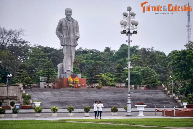 Công trình được khánh thành vào ngày 19/5/2003, nhân dịp kỷ niệm lần thứ 113 ngày sinh của Người. Lễ đài nằm ở trung tâm Quảng trường, là nơi đặt tượng đài Bác Hồ. Hình ảnh Bác được tái hiện với bộ quần áo kaki, đôi dép cao su, dáng đi khoan thai, toát lên sự giản dị và gần gũi.
