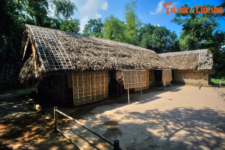 2. Làng Sen (xã Kim Liên, huyện Nam Đàn, tỉnh Nghệ An) là quê nội Bác Hồ. Tại ngôi làng này, Người sống tại ngôi nhà của thân phụ là cụ Phó bảng Nguyễn Sinh Sắc sau ngày mẹ mất, từ năm 11 đến 16 tuổi (1901 – 1906).