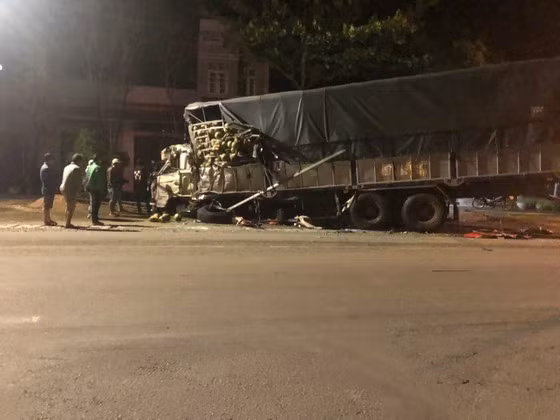 Xe tải chở dừa cũng bị hư hỏng nặng sau vụ va chạm.