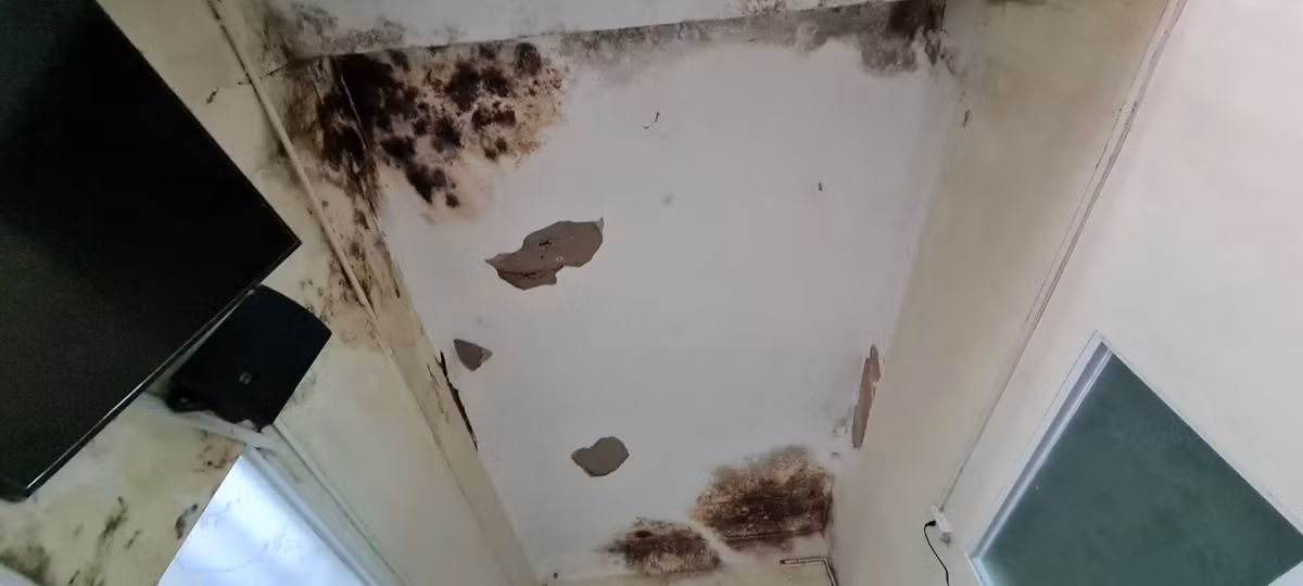 Bên cạnh đó, nhiều thiết bị như điều hòa, quạt cũng hoạt động không ổn định, nhà vệ sinh thiếu, nhếch nhác ...