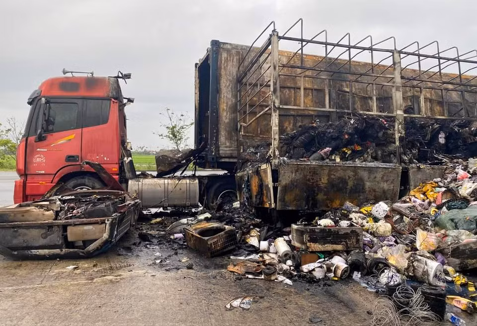 Thùng xe container cũng bị cháy, đầu xe bị ảnh hưởng.