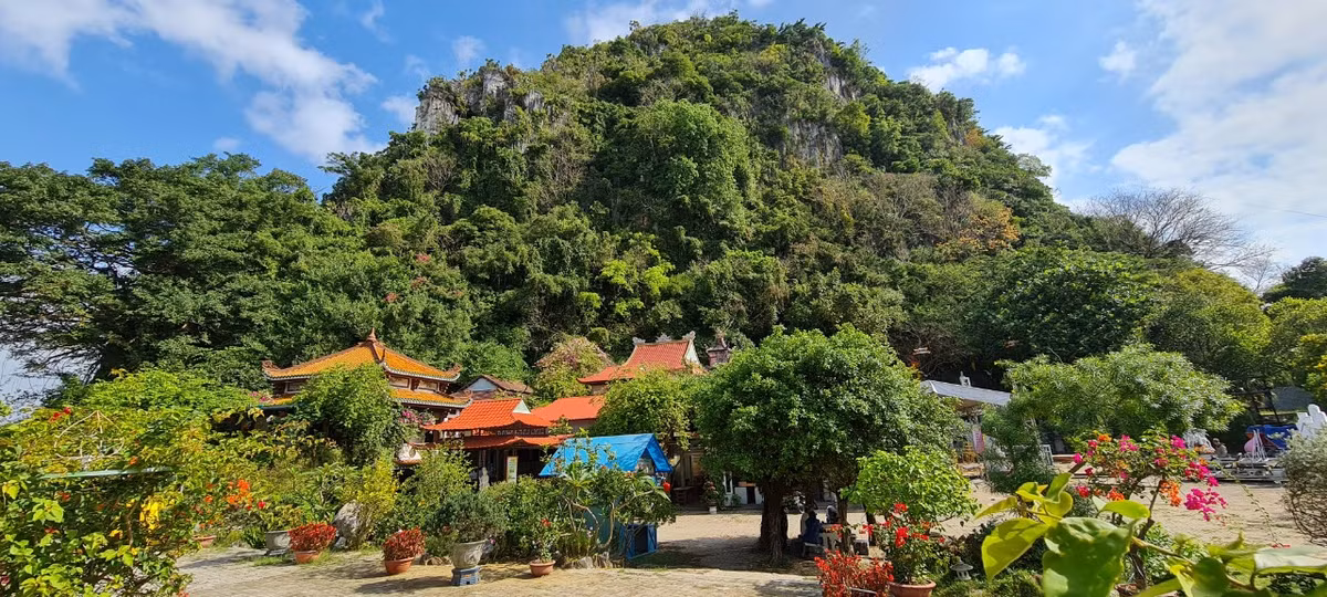 Chùa Quán Thế Âm được thành lập vào năm 1957, tọa lạc tại chân núi Kim Sơn, một trong năm ngọn Ngũ Hành Sơn, là danh lam thắng cảnh của đất nước.