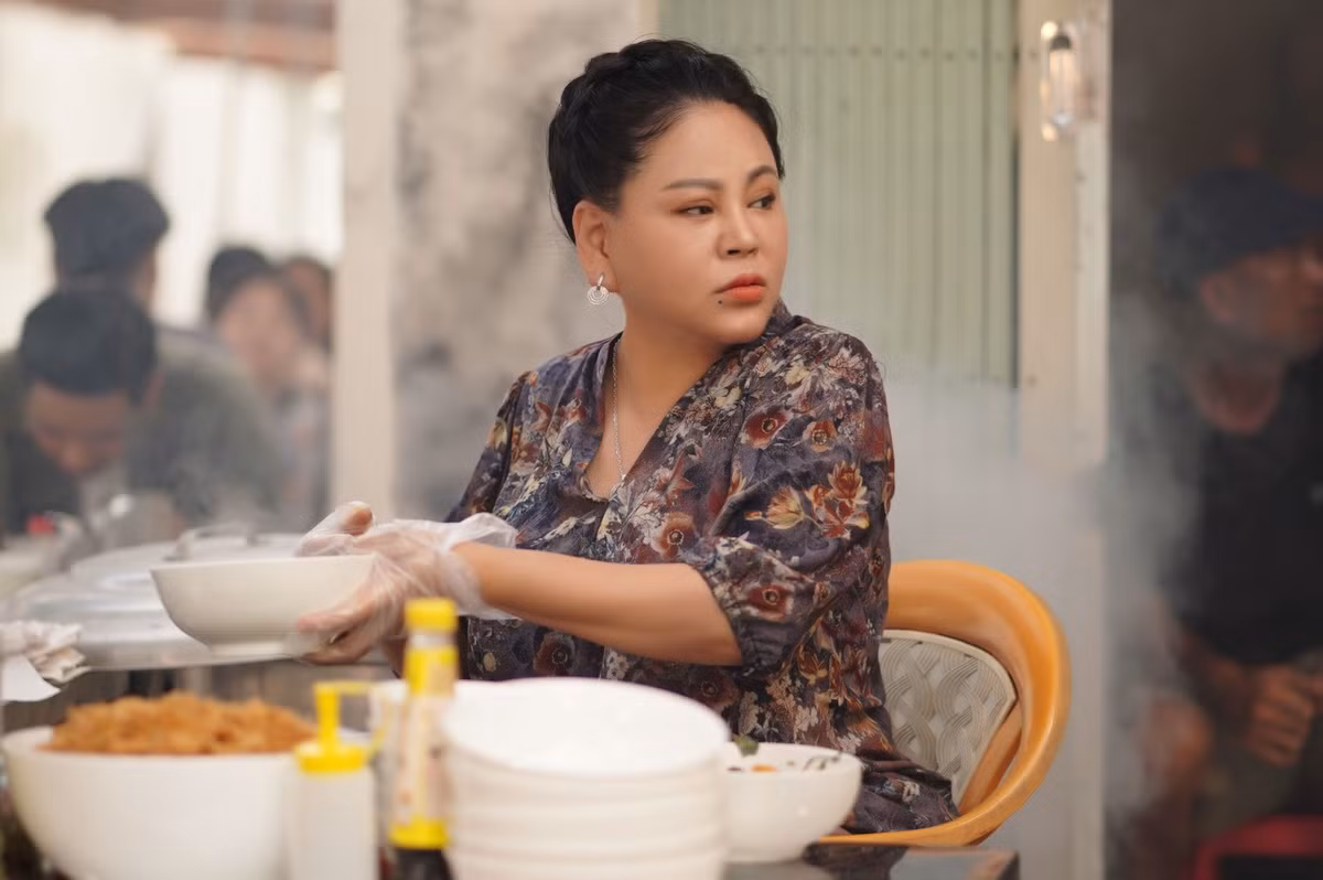 Nhà bà Nữ còn nhiều hạn chế về kịch bản, diễn xuất của dàn diễn viên.