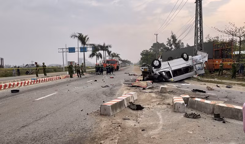 Sáng 14/2, Phó Thủ tướng Trần Lưu Quang, Chủ tịch Ủy ban An toàn giao thông quốc gia chỉ đạo “nóng” các cơ quan, đơn vị liên quan có biện pháp khắc phục nhanh hậu quả vụ tai nạn giao thông nghiêm trọng này.