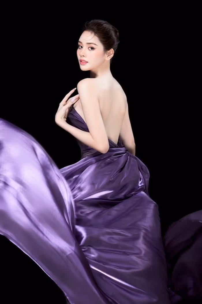 Đan Tiên được nhận xét có vẻ đẹp hiện đại, thanh lịch nhưng vẫn ngọt ngào, quyến rũ.
