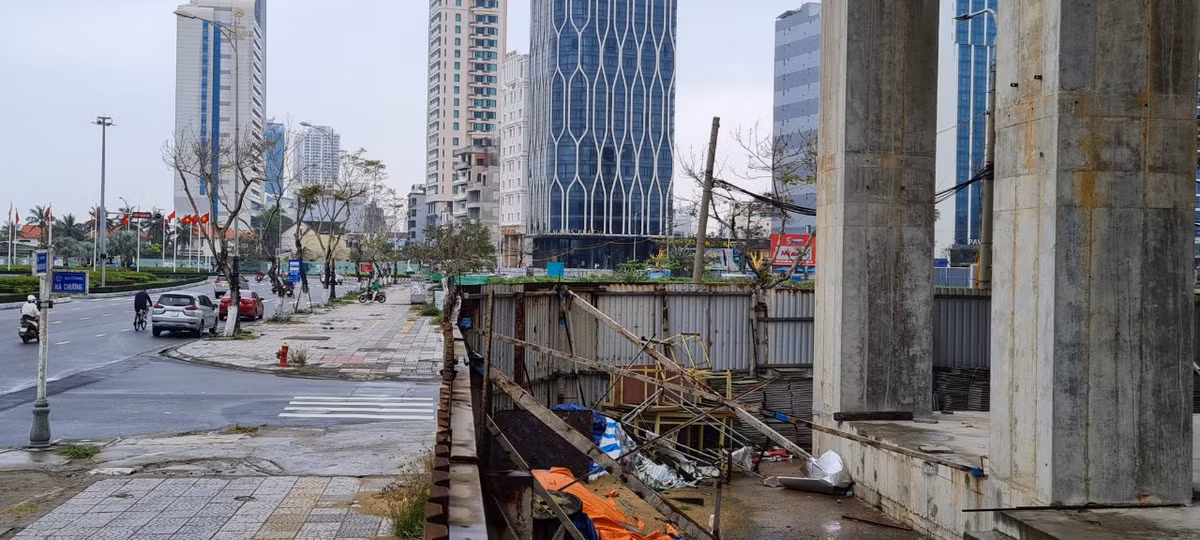 Bên này là cảnh ngổn ngang, hoang tàn đằng sau lớp tôn quây kín.