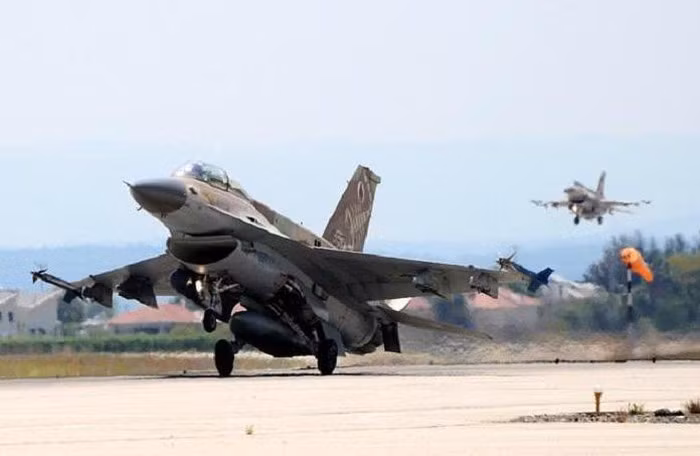 Cụ thể là các máy bay chiến đấu Israel đã tìm cách nấp sau đám cháy đang hoành hành lúc này ở phía Tây Bắc của Cộng hòa Ả Rập để tiếp cận vị trí cần đánh bom.