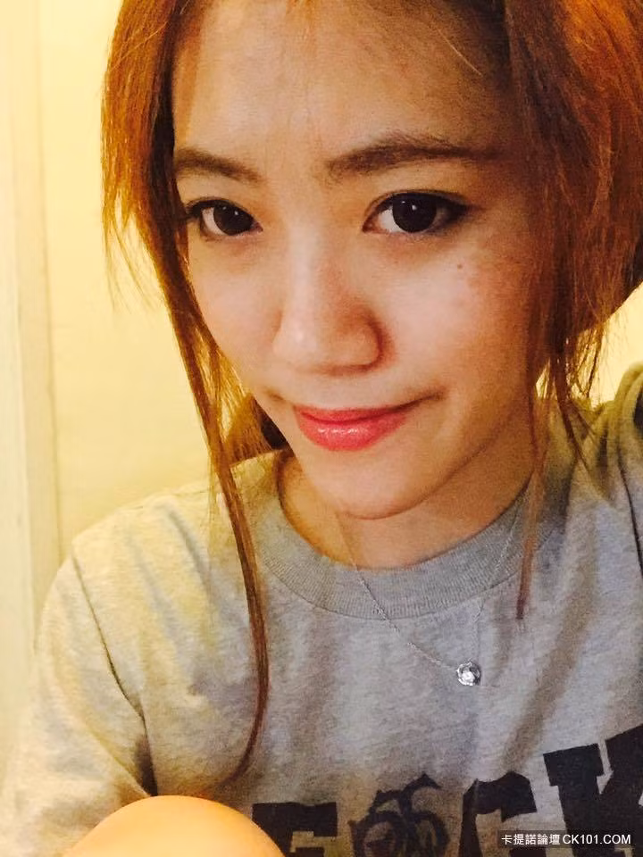 Không quá xinh đẹp như các hot girl, người mẫu xứ Trung nhưng với khuôn mặt của mình Chấn Đình được khuyên là nên dẹp ngay những ý nghĩ tự ti về bản thân. Không “sắc nước hương trời” nhưng Chấn Đình vẫn có những nét xinh xắn, dễ thương trên khuôn mặt và những nét đẹp này xứng đáng được cô nàng khoe với nhiều người, bạn bè gần xa.