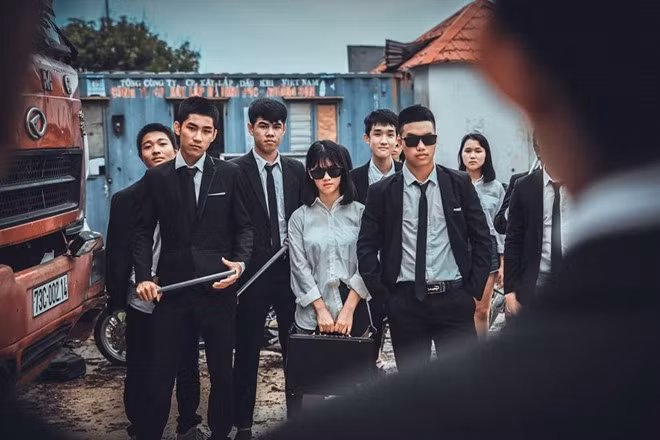 Về mục đích thực hiện bộ ảnh, Phạm Nam - một thành viên trong lớp - cho biết : “Chúng mình muốn lưu lại những khoảnh khắc nghịch ngợm, vui vẻ nên quyết định chụp theo ý tưởng này. Ảnh mang tính chất minh họa cho phong cách chín chắn và đầy chuyên nghiệp”.