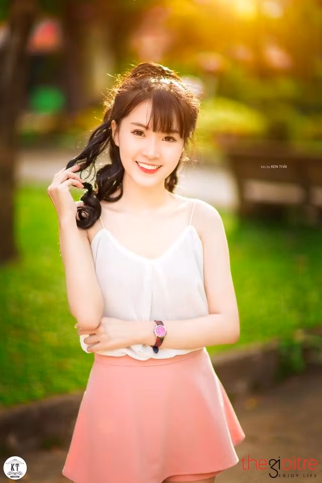 Ít ai biết rằng cô nàng 9X xinh đẹp là người gốc Hoa. Chính vì có bố mẹ là người gốc Hoa nên ngoài thông thạo tiếng Anh, Huệ Châu còn rất giỏi tiếng Trung.