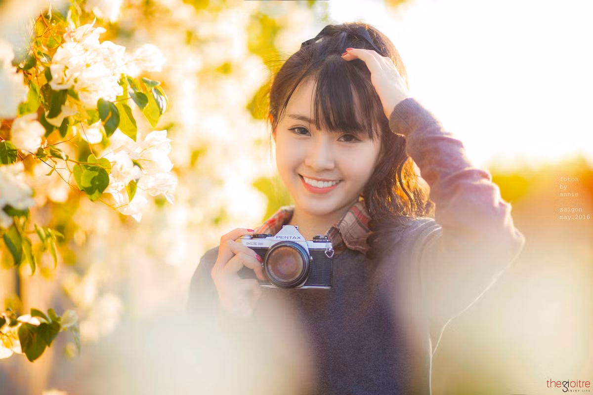 Ngoại hình xinh đẹp, tài giỏi, cộng với tính cách hòa đồng nên Huệ Châu luôn có rất nhiều người “thầm thương trộm nhớ”. Tuy nhiên, 9X gốc Hoa vẫn chưa nghĩ nhiều đến chuyện tình cảm mà để dành hết sức lực và thời gian cho việc học cũng như những công việc cô nàng yêu thích.
