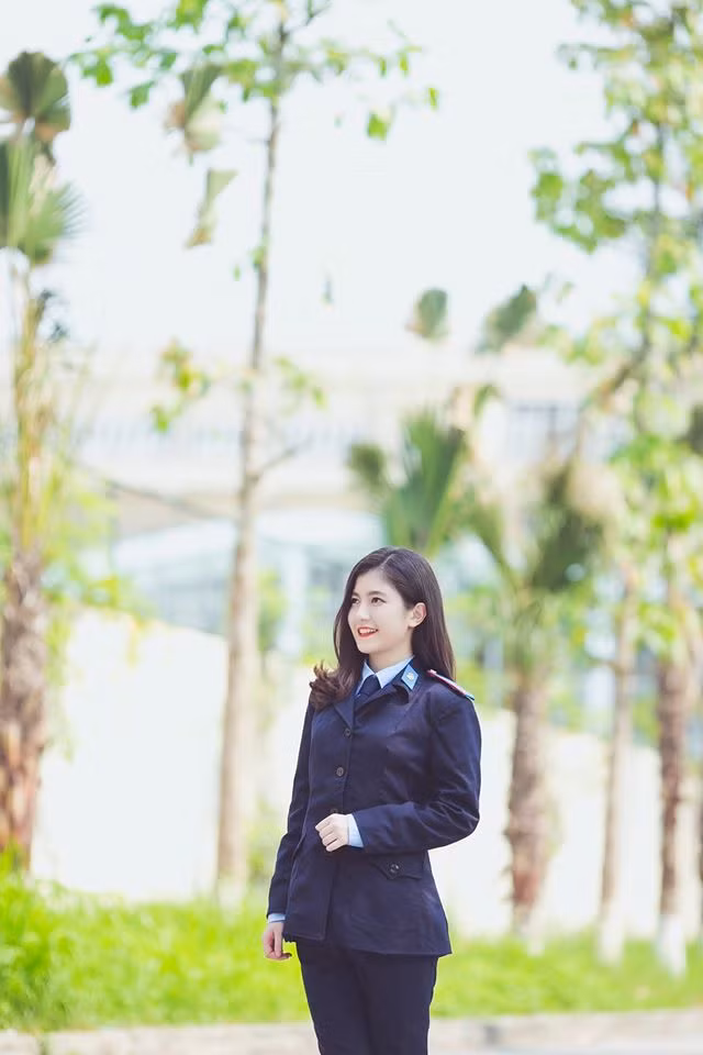 Thí sinh Bùi Linh Chi, sinh năm 1997 có câu châm ngôn tâm đắc: "Hãy sống là chính mình, bình thường nhưng không tầm thường".