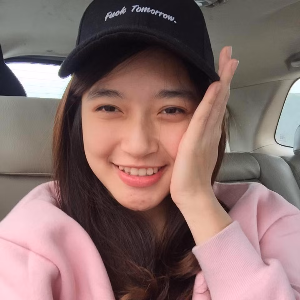 Dành được nhiều thành công trong hoạt động nghệ thuật, nhiều người sẽ nghĩ Việt Trinh chắc chắn sẽ theo đuổi nghiệp MC hay diễn viên. Tuy nhiên, hoa khôi Học viện Ngoại giao bật bí cô đam mê nhất PR.