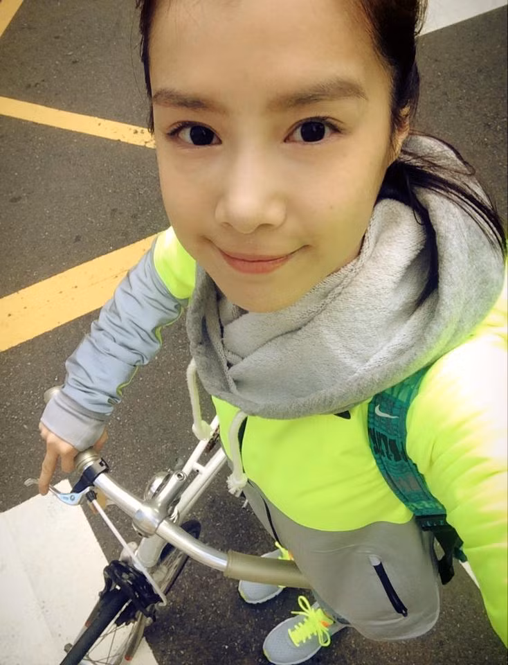 Nếu chỉ nhìn khuôn mặt chắc chắn không ai có thể đoán đúng tuổi thật của Li Jiaying. Thân hình nhỏ nhắn cùng gương mặt baby của cô nàng làm nhiều người hiểu lầm cô mới 20 tuổi. Được mệnh danh là mỹ nhân không tuổi, sức hút của Li Jiaying đang làm dân mạng Trung Quốc đảo điên.