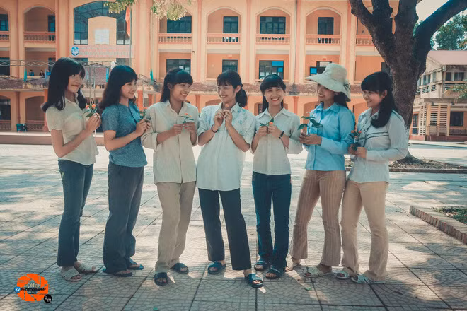 "Bộ ảnh vừa ra mắt thì bọn mình đã nhận được rất nhiều lời khen từ bạn bè thầy cô về sự độc đáo trong ý tưởng và cầu kì trong trang phục. Nhưng vui nhất là khi cho bố mẹ xem thì ai nấy đều rất vui vẻ, thậm chí còn cùng nhau ngồi lại ôn kỉ niệm xưa nữa. Đó là thành công lớn nhất của bọn mình khi có được bộ ảnh đẹp, lại còn giúp phụ huynh nhìn được chính mình ngày xưa qua những tấm ảnh nữa".