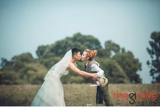 Yêu nhau đến nay đã được hơn 1 năm, Hoài và Mùi cũng có những lúc cãi vã, giận hờn. Song để đến bến bờ cuối cùng, cả hai luôn cùng nhau lắng nghe, thấu hiểu và tôn trọng trong mọi chuyện.