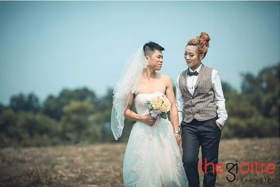 Xuất phát từ cuộc nói chuyện tình cờ về vai trò của chồng - vợ trong gia đình, Văn Mùi và Thị Hoài đã đưa tới bộ ảnh cưới độc đáo.